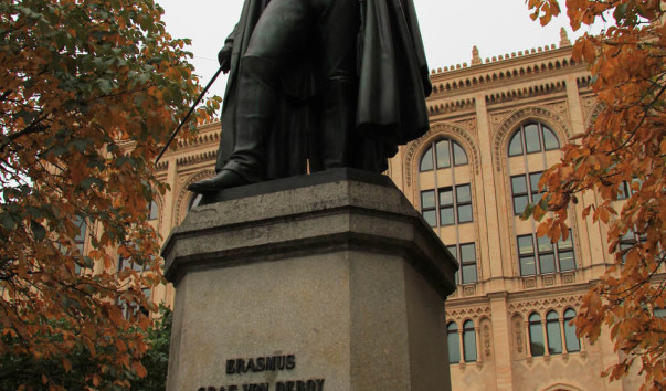 128 Памятник-монумент Эразмус граф фон Дерой