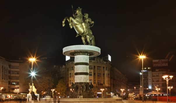 Скопье.  Воин на коне
