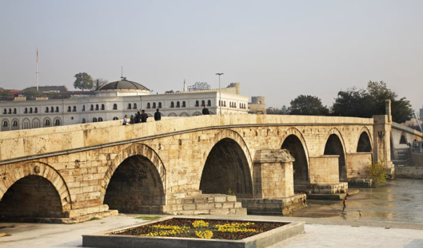 Скопье. Каменный мост через реку Вардар