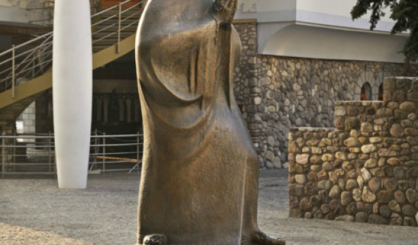 Скопье. Памятник Матери Терезе