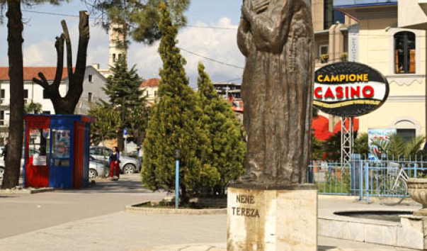 Шкодер. Памятник матери Терезе. Албания