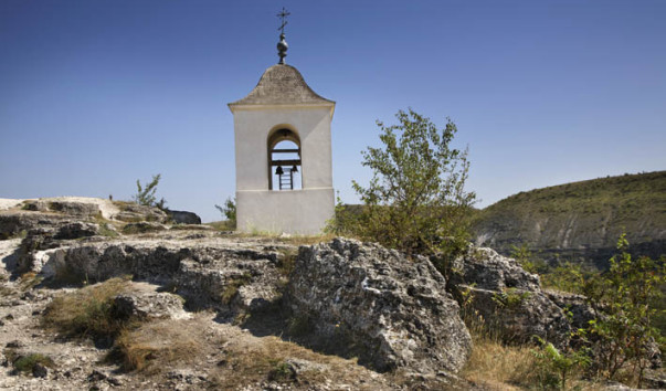 Колокольня над скальным монастырем Пештере