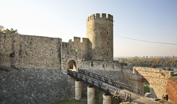 Деспот-капия (Ворота деспота Стефана) и  Диздарева кула (башня) крепости Калемегдан