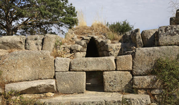 «Могила Гигантов» (Tombe dei Giganti di Madau)