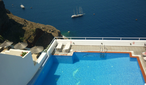 Бассейн над кальдерой