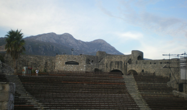 Крепость Канли Кула (Kanli kula). Амфитеатр.