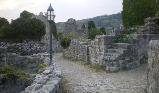 Старинные улочки в крепости Старого Бара