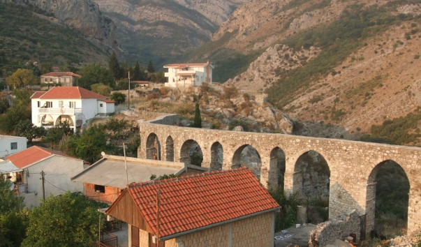 Акведук у крепости Старого Бара.