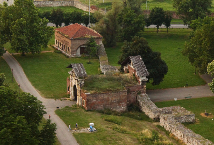   VI      .   1736     ,    ,  XVIII ,      .