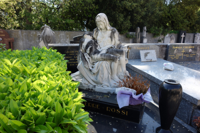 photo 1635676