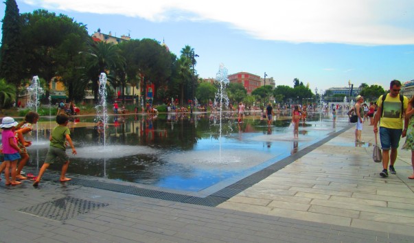 фонтаны в центре города,в которых купаются дети