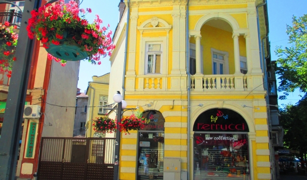 Улица Александровская - главная торговая улица города