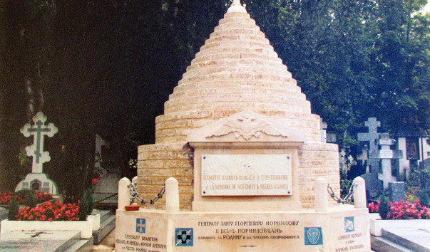 ФРАНЦИЯ. СЕНТ-ЖЕНЕВЬЕВ-ДЕ-БУА, фото 1998 г.
