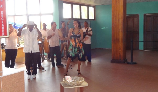 так встречают в аэропорту Кайо Ларго