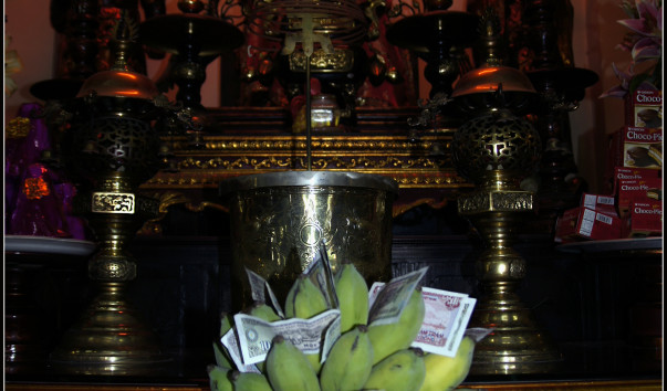 Пагода Тран Куок (Tran Quoc Pagoda). Ритуальные подношения.