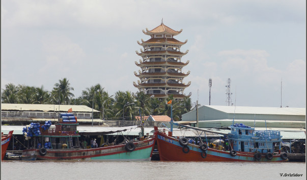 Пагода в дельте реки Меконг.