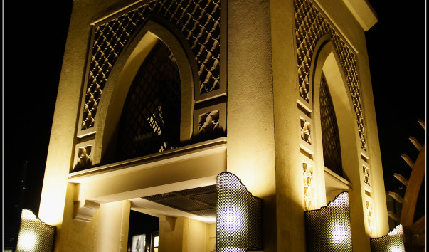 Мост через озеро Burj Dubai к торговому центру Souk Al Bahar.