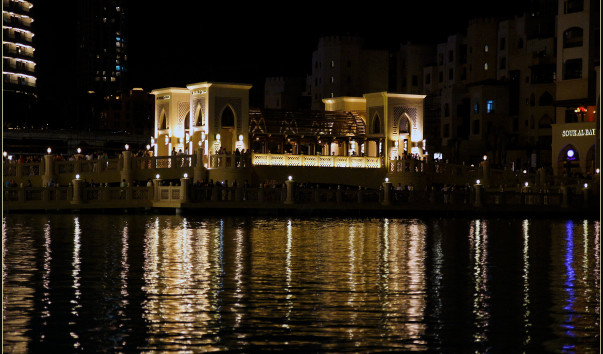 Мост через озеро Burj Dubai к торговому центру Souk Al Bahar