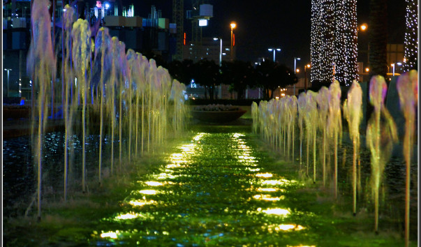 Дубай Молл (Dubai Mall). Фонтан у главного входа.