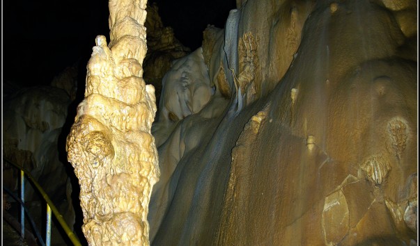 Новоафонская пещера. Сталагмит.