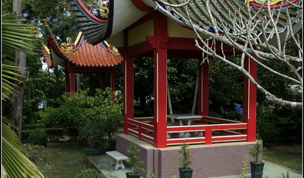 Китайский храм Вихарнра Сиен (Wat Viharnra Sien). Беседка уличного кафе.