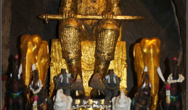 В пещере-храме Кхао Йой.