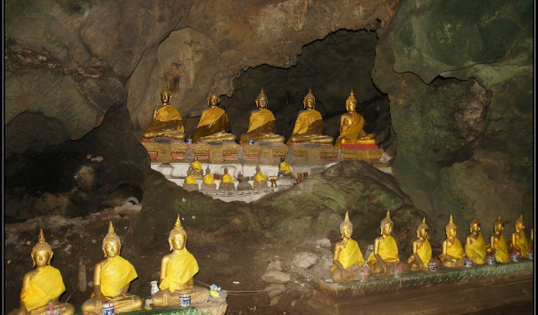В пещере Khao Lang. Будды.