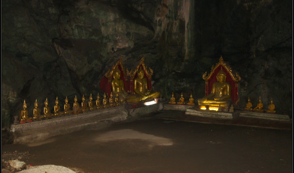 Будды пещерного храма Khao Lang.