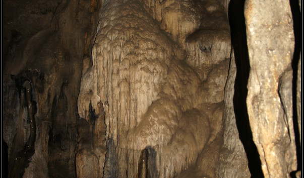 Сталактиты пещерного храма Khao Lang.