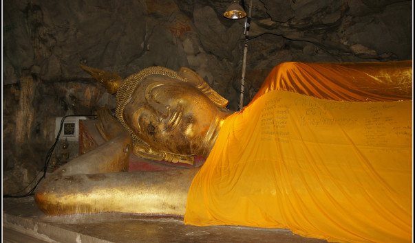 Пещерный храмовый комплекс Кхао Луанг (Khao Lang Cave). Лежащий Будда.