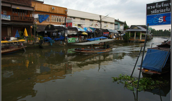 Канал Amphawa в районе плавучего рынка Amphawa Floating Market.