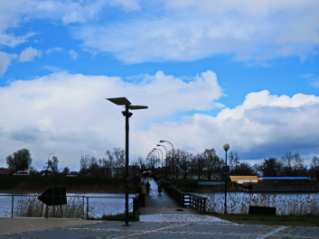 photo 1512373