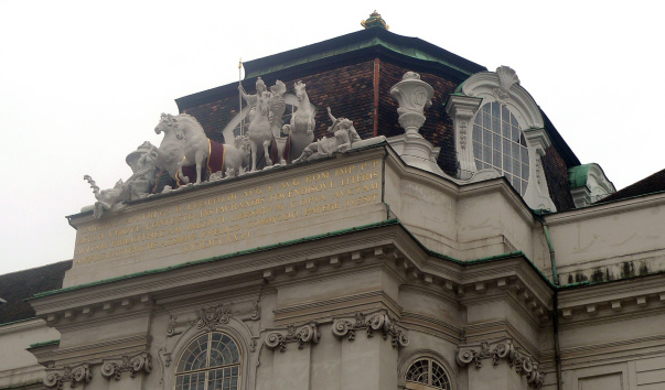 Украшения здания Национальной библиотеки.