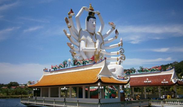 Храм Ват Плай Лаем