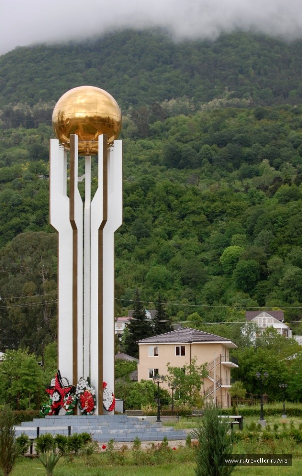 В грузию после абхазии. Мемориал независимости Гагра. Памятник в Абхазии в Гаграх. Памятник абхазско-грузинской войне в Гагре.