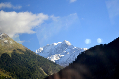photo 1518733